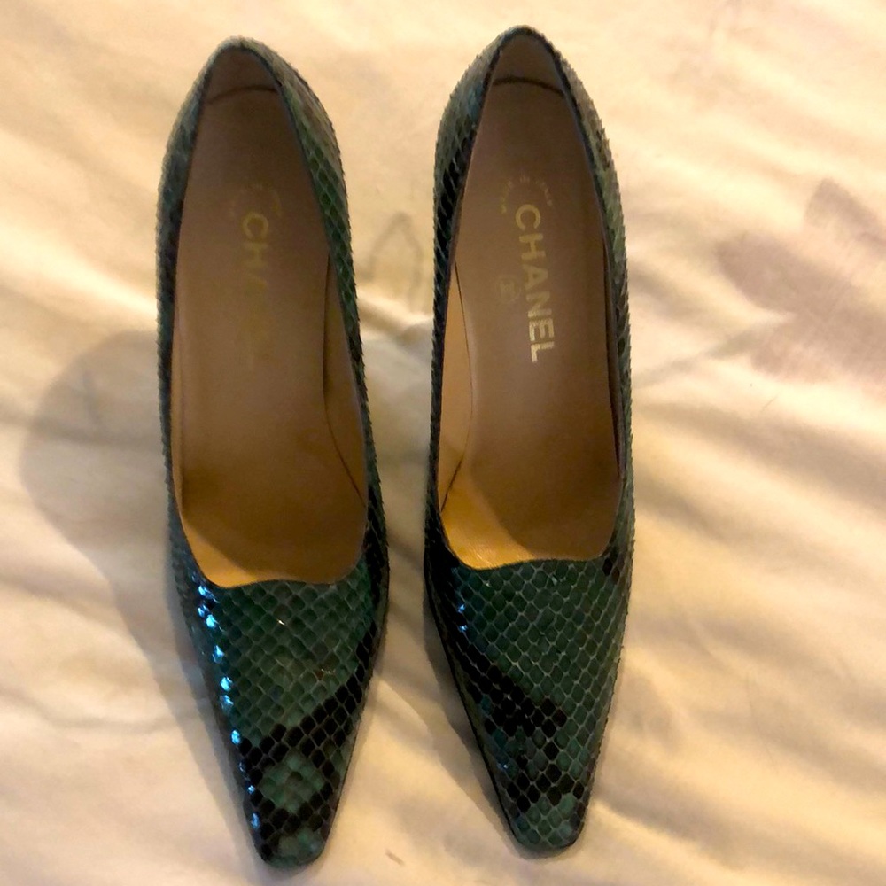 Gorgeous Chanel teal snakeskin pumps